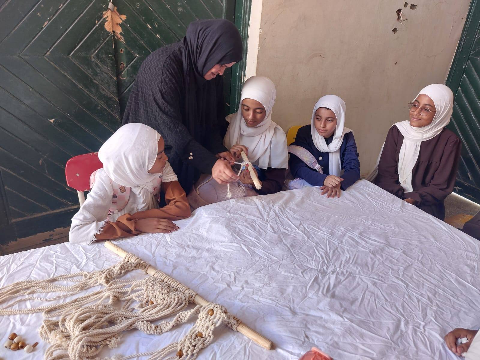 ورشة لتعليم فن المكرمية بقرية الحسينات فى مدينة الطود