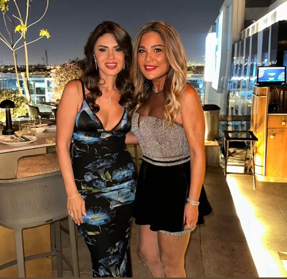 نجلاء بدر وصديقتها