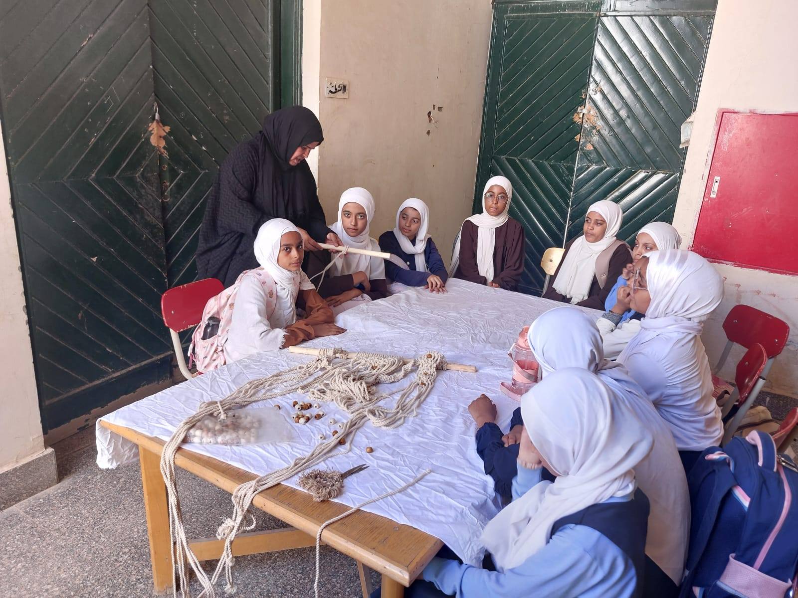 فعاليات ورشة لتعليم فن المكرمية بقرية الحسينات فى مدينة الطود