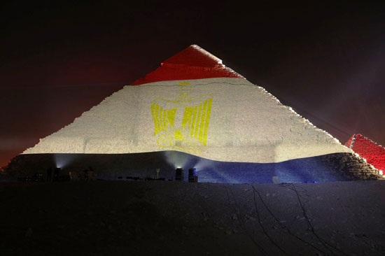 الأهرامات تحتفى بقمة شرم الشيخ (4)