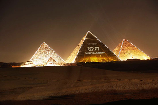 الأهرامات تحتفى بقمة شرم الشيخ (5)