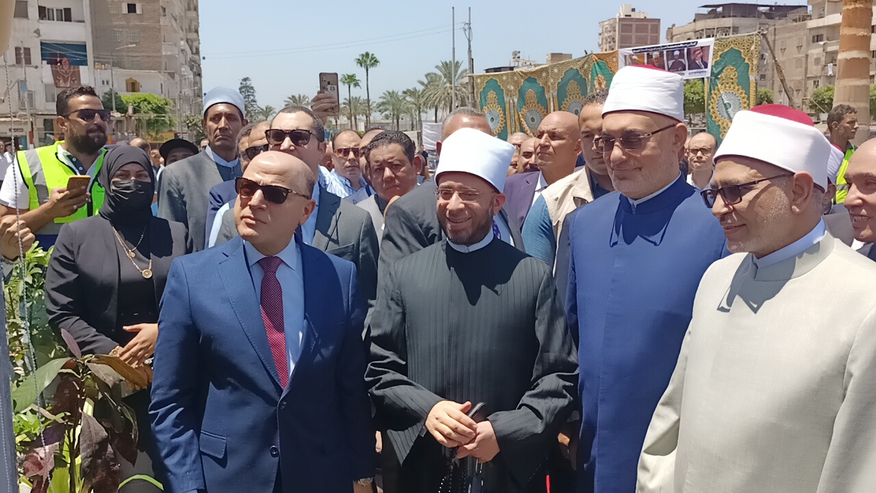 محافظ كفر الشيخ ووزير الأوقاف ومفتي الجمهورية ورئيس جامعة الأزهر خلال افتتاح  تطوير ساحة كسجد الدسوقي