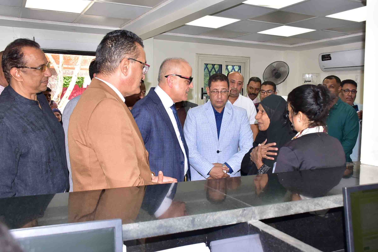 المحافظ يفتتح مركز خدمة المواطنين بوسط المدينة