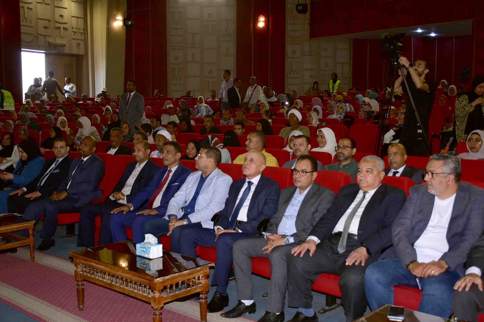 المحافظ يشهد توزيع 45 كرسي متحرك وأطراف صناعية دعماً لذوي الهمم المحافظ يشهد توزيع 45 كرسي متحرك وأطراف صناعية دعماً لذوي الهمم