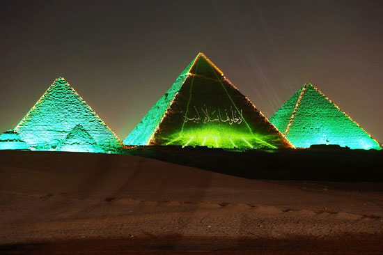 الأهرامات تحتفى بقمة شرم الشيخ (15)