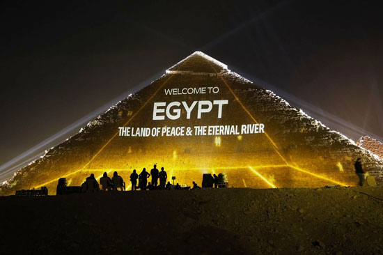 الأهرامات تحتفى بقمة شرم الشيخ (10)