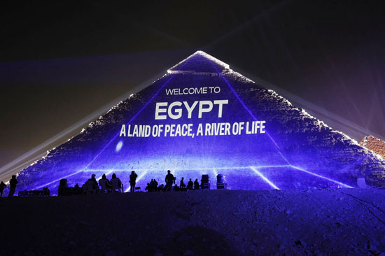 الأهرامات تحتفى بقمة شرم الشيخ (3)