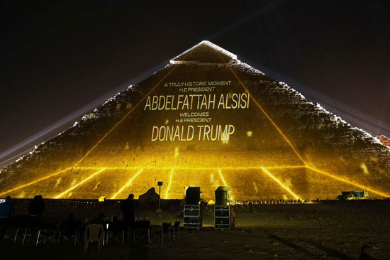 الأهرامات تحتفى بقمة شرم الشيخ (9)