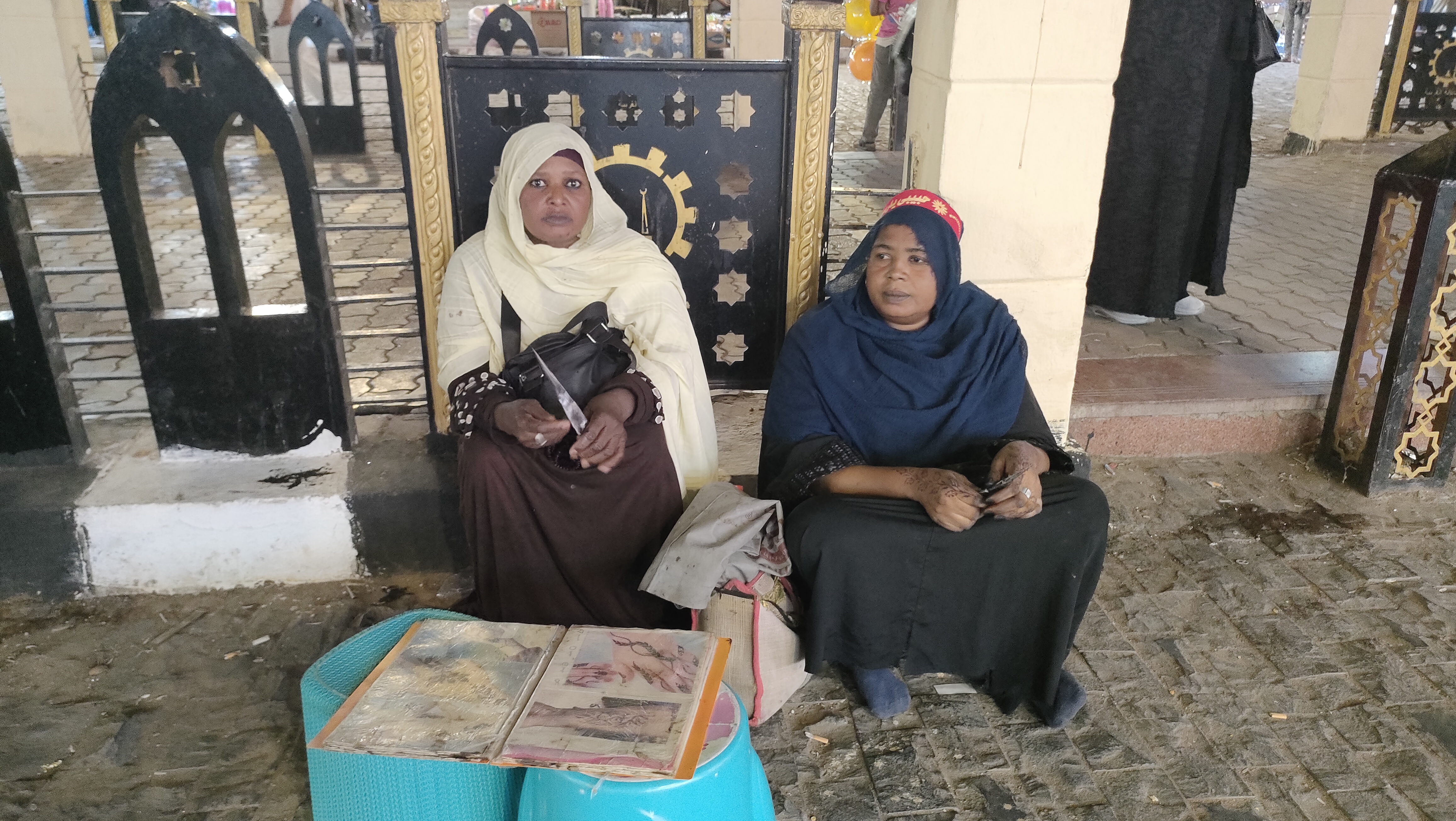 سودانيات يرسمون الحنه