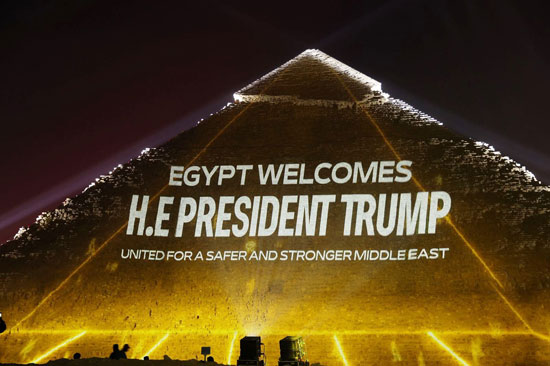 الأهرامات تحتفى بقمة شرم الشيخ (16)