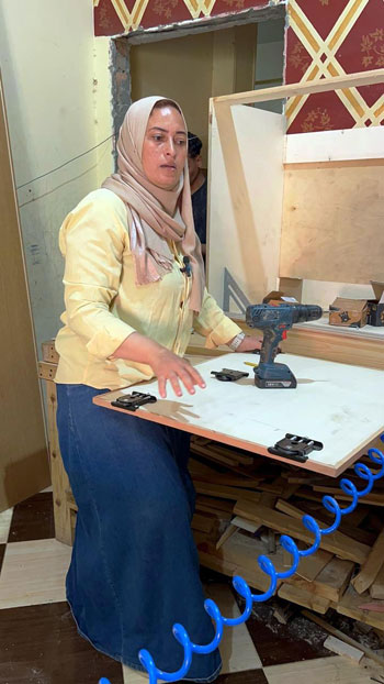 داليا-أثناء-تصنيع-الاثاث-داخل-ورشتها داليا-أثناء-تصنيع-الاثاث-داخل-ورشتها