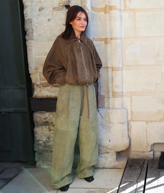 بنطلون من الجلد المدبوغ