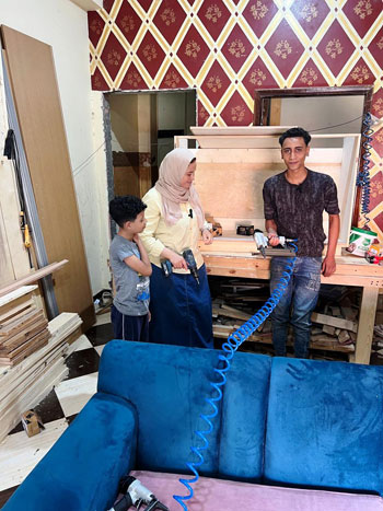 زياد-واسر-أثناء-مساعدة-والدتهما زياد-واسر-أثناء-مساعدة-والدتهما