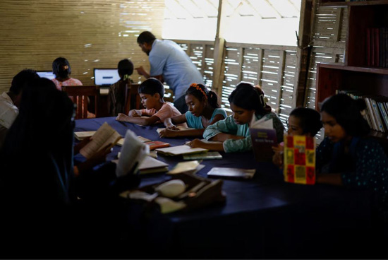المدارس فوق مياه فيضان بنجلاديش (1)