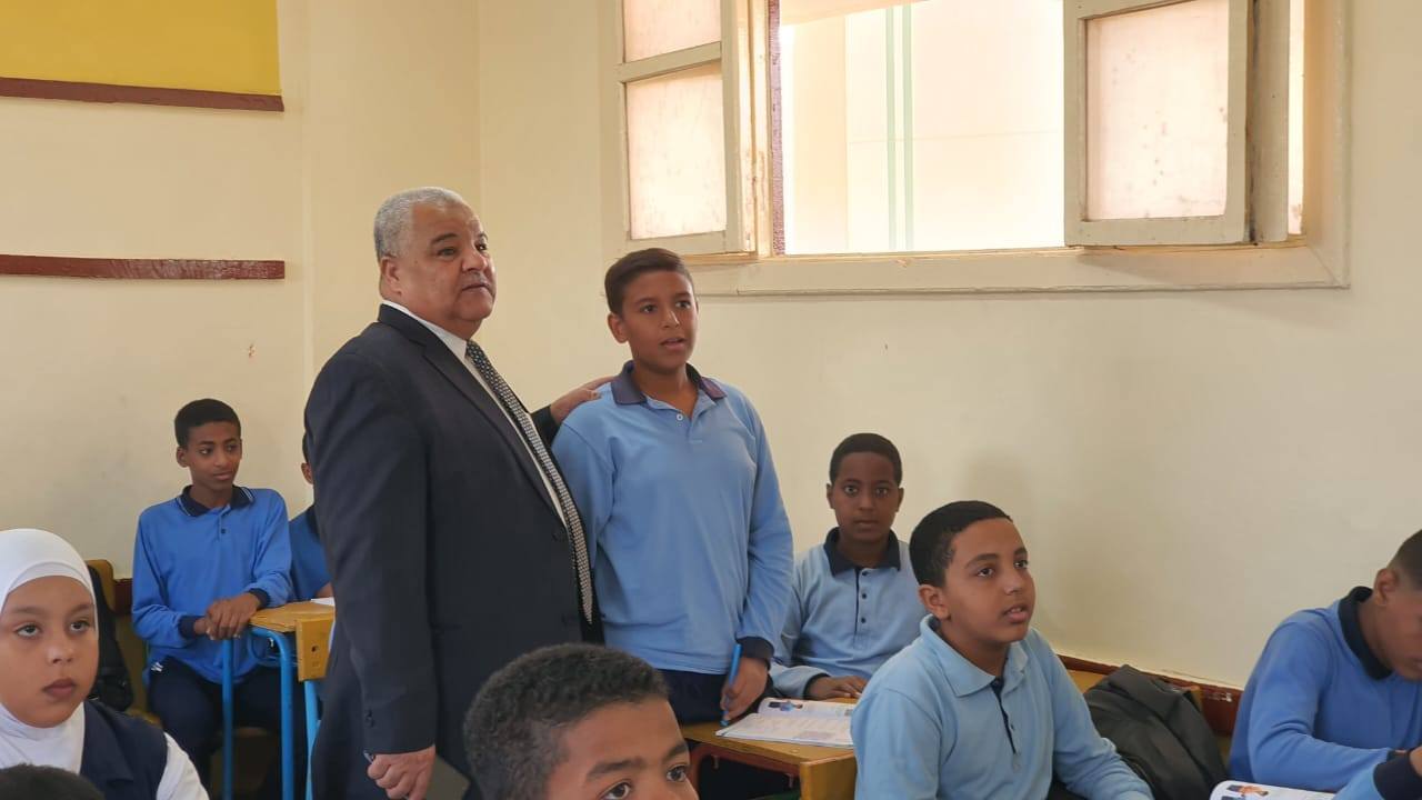 جولة فى مدارس المرحلة الإعدادية لمتابعة مستويات الطلاب بالأقصر جولة فى مدارس المرحلة الإعدادية لمتابعة مستويات الطلاب بالأقصر