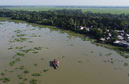 المدارس فوق مياه فيضان بنجلاديش (4)
