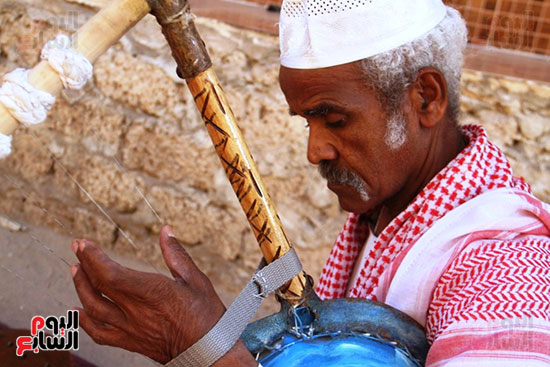 عم أحمد أثناء العزف عم أحمد أثناء العزف