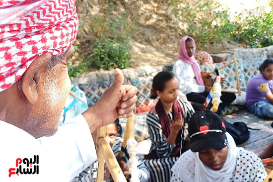 عازف الطنبور مع أطفال النوبة عازف الطنبور مع أطفال النوبة