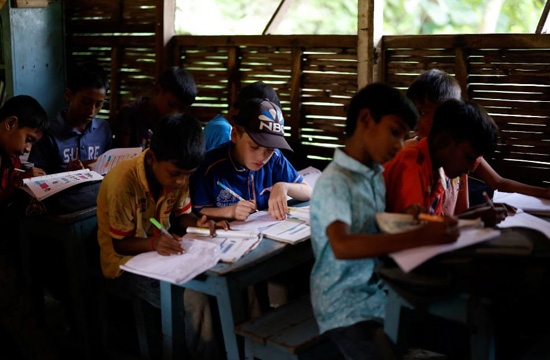 المدارس فوق مياه فيضان بنجلاديش (3)