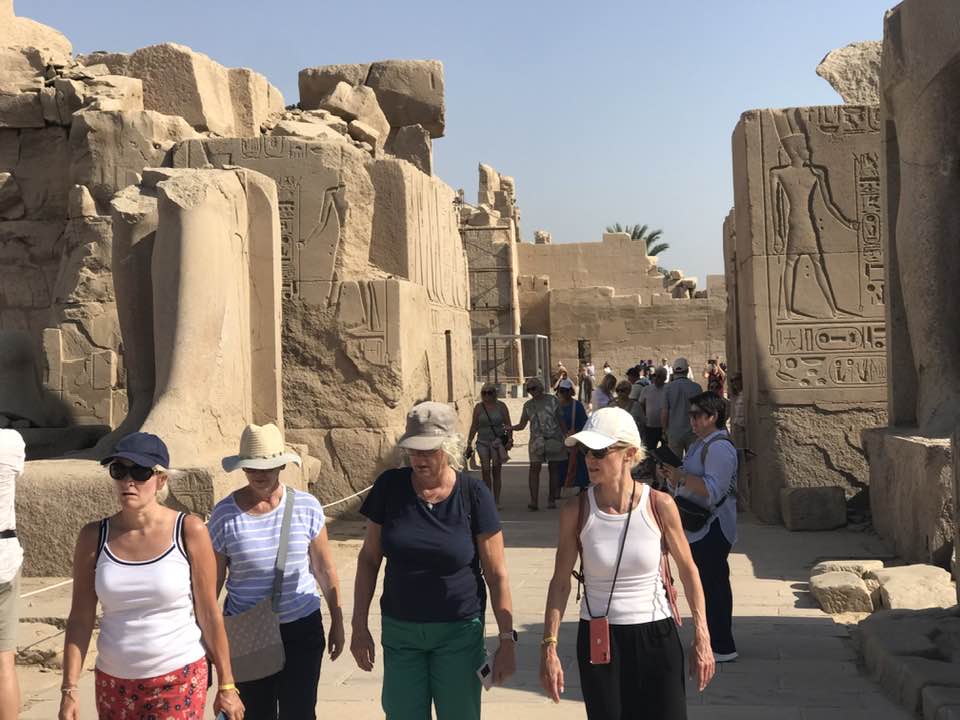 العائلات الأجانب يعيشون أجواء من البهجة اليومية حول الأقصر