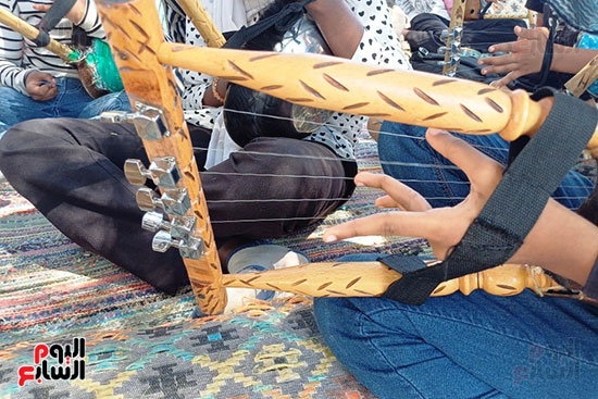 العزف على الطنبور العزف على الطنبور