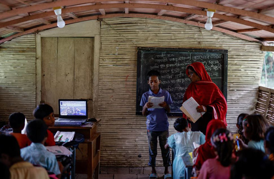 المدارس فوق مياه فيضان بنجلاديش (5)