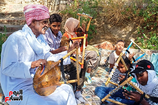 عم أحمد عبدالماجد مع أطفال النوبة عم أحمد عبدالماجد مع أطفال النوبة