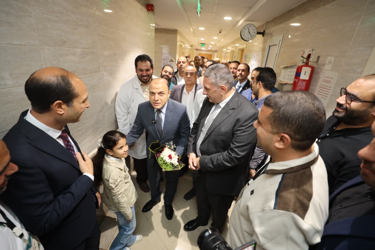 محافظ كفر الشيخ يتلقى باقة ورد من طفلة بمستشفى قلين محافظ كفر الشيخ يتلقى باقة ورد من طفلة بمستشفى قلين