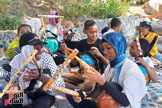 الأطفال يتعلمون الطنبور الأطفال يتعلمون الطنبور