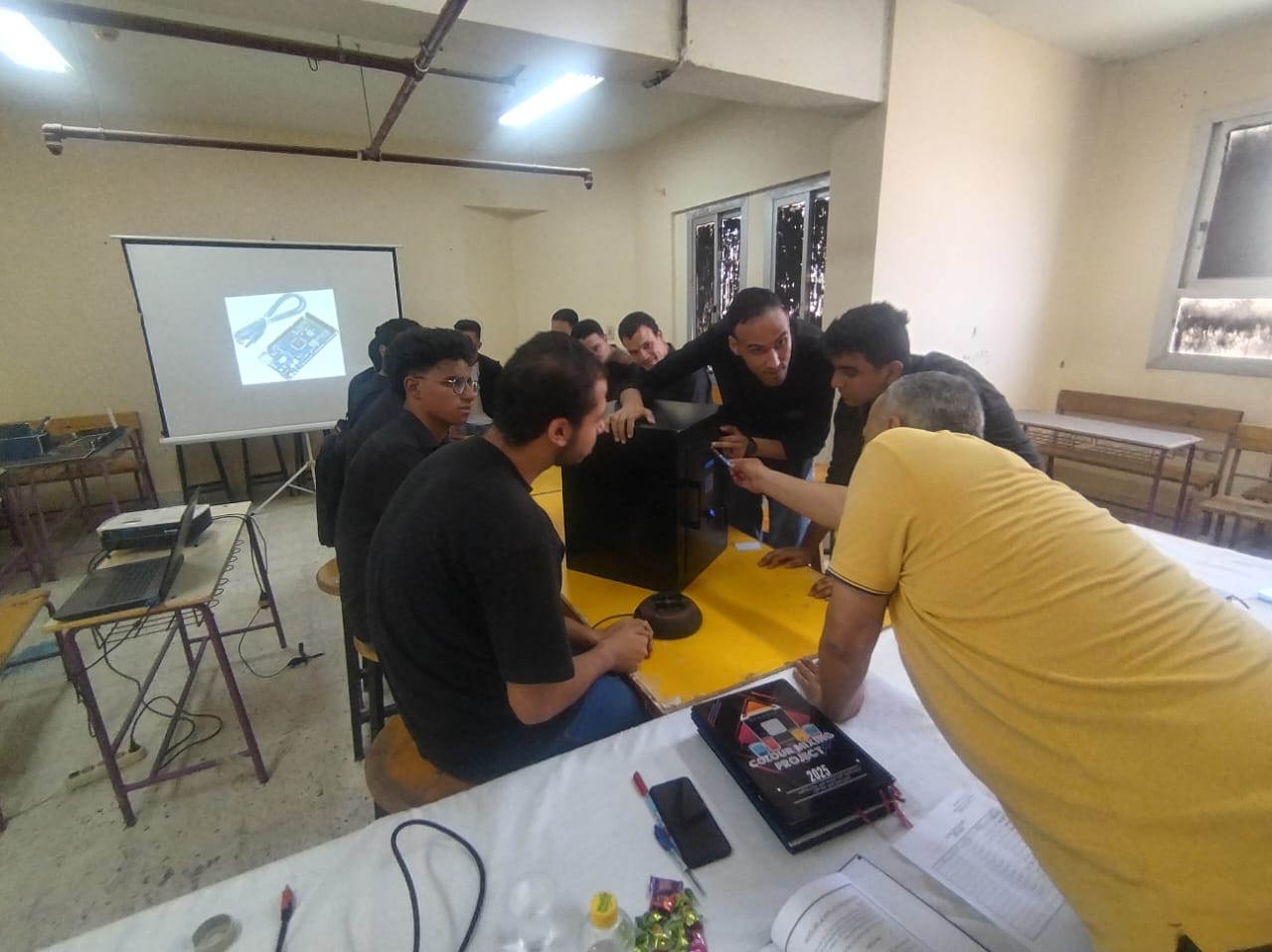 الطلاب أثناء العمل على المشروع