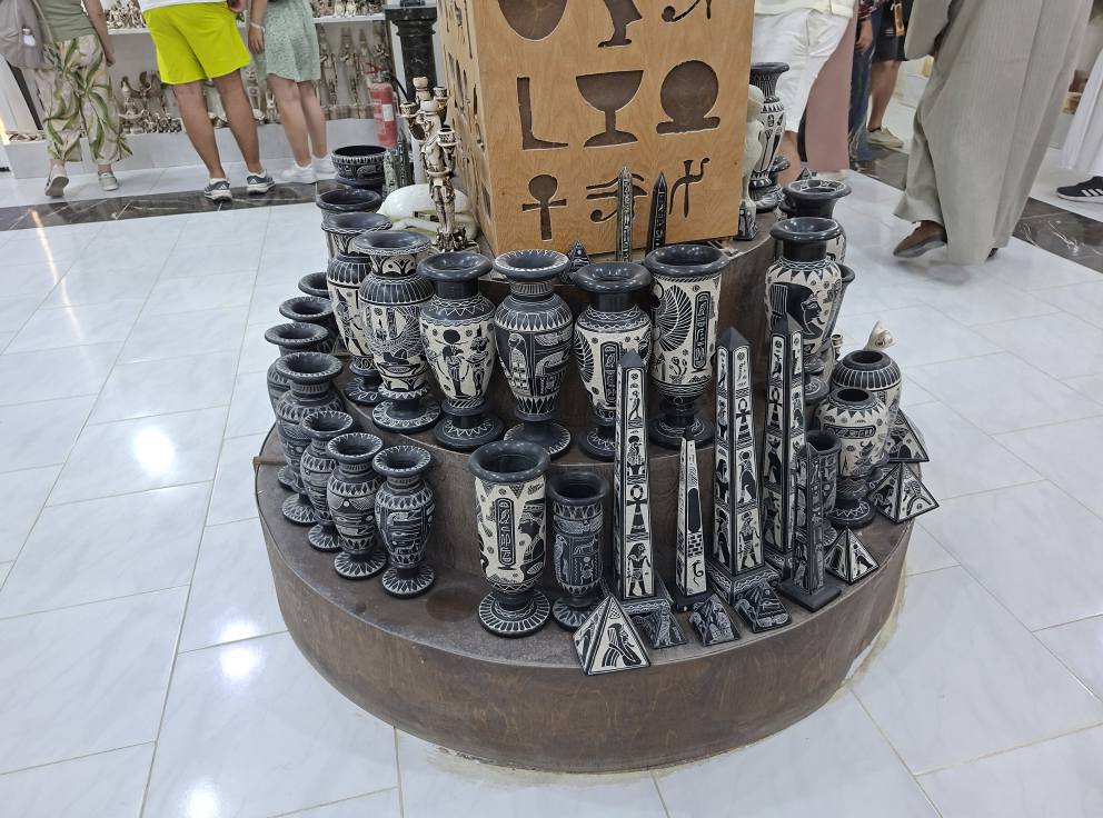 جانب من التحف المصنوعة داخل معارض الألباستر