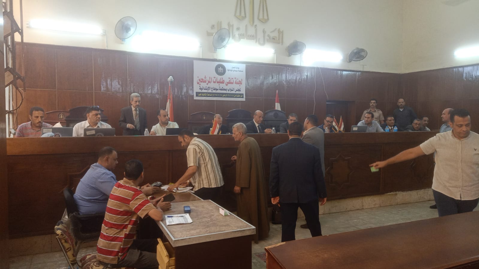 لجنة تلقى الطلبات للمرشحين 