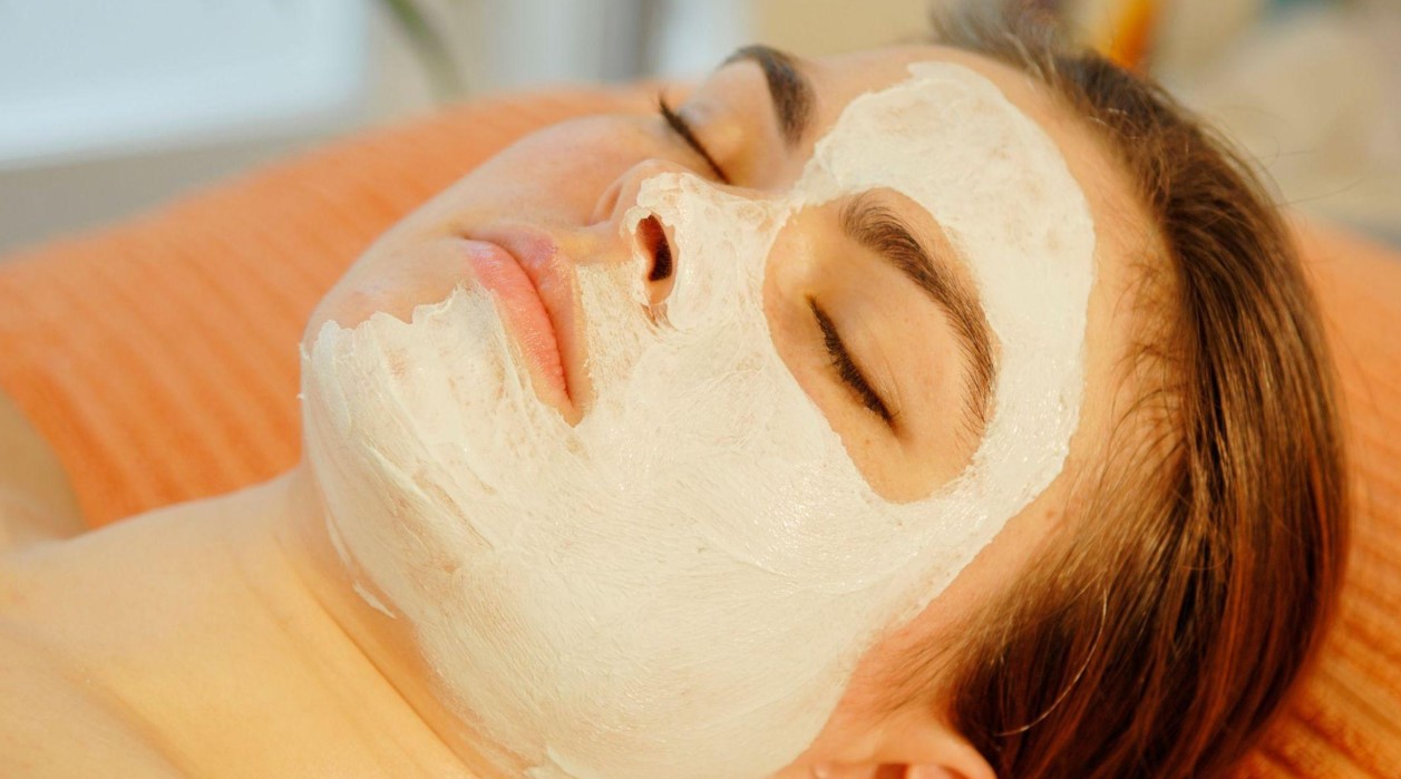 وصفات طبيعية لتفتيح منطقة حول الفم وصفات طبيعية لتفتيح منطقة حول الفم