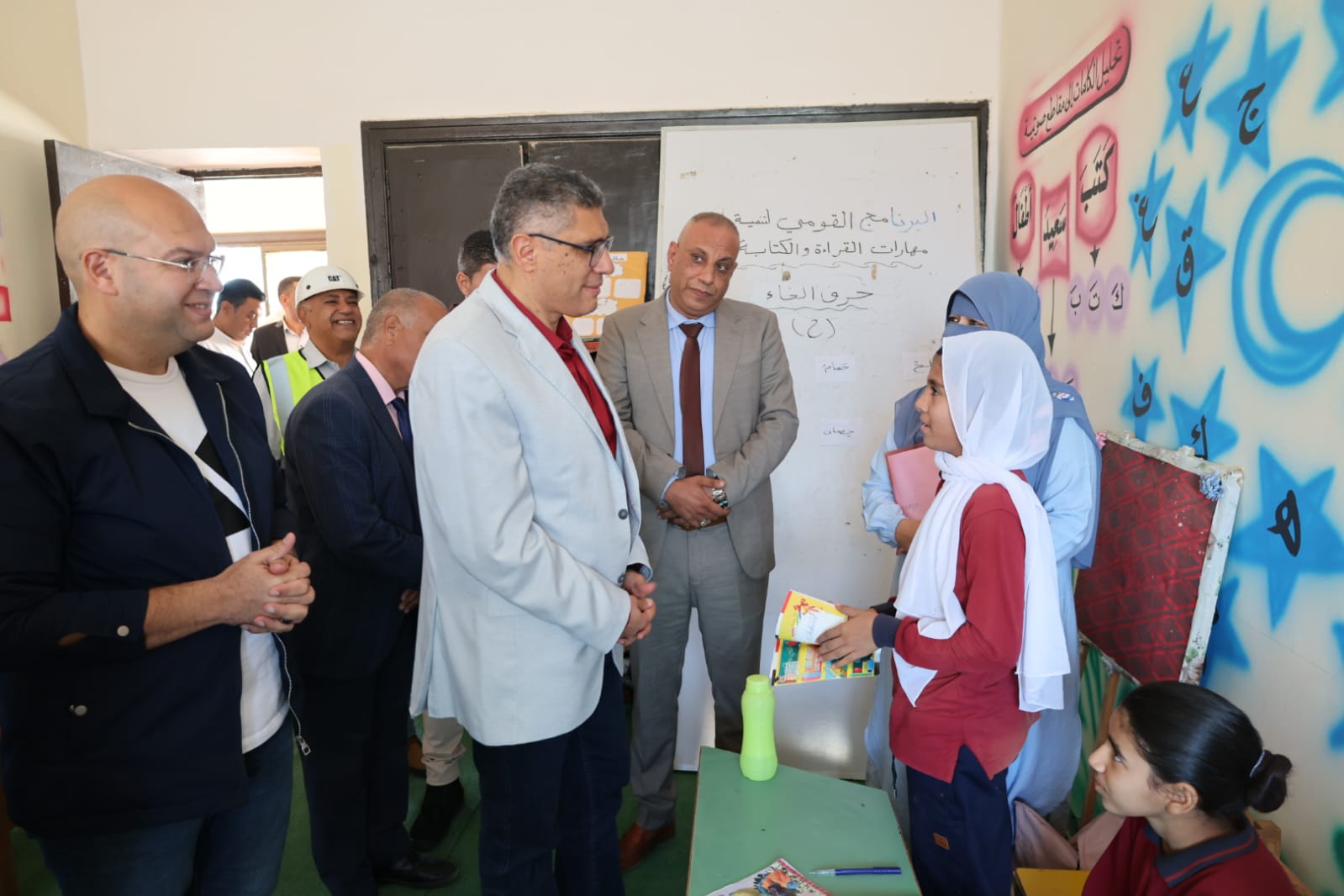 محافظ الجيزة يتفقد مدرسة المناجم الابتدائية بالواحات البحرية ويتابع سير العملية التعليمية