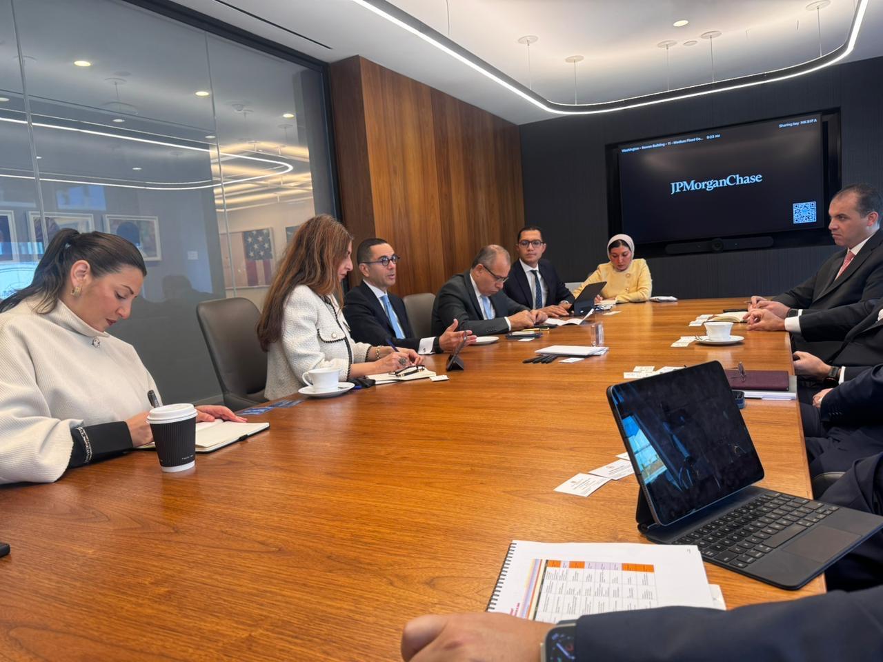 اجتماع وزير الاستثمار مع دانيال بينتو نائب رئيس مجلس إدارة شركة جي بي مورجان تشيس (2)