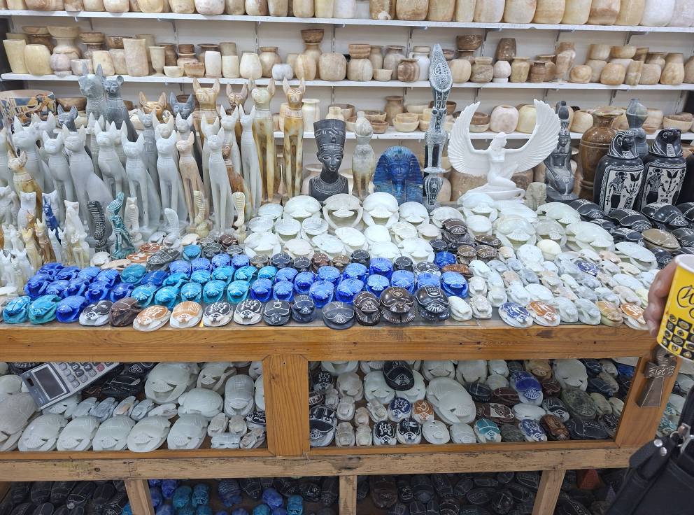 جعران فرعونى بكل الأشكال والألوان فى معارض الألباستر