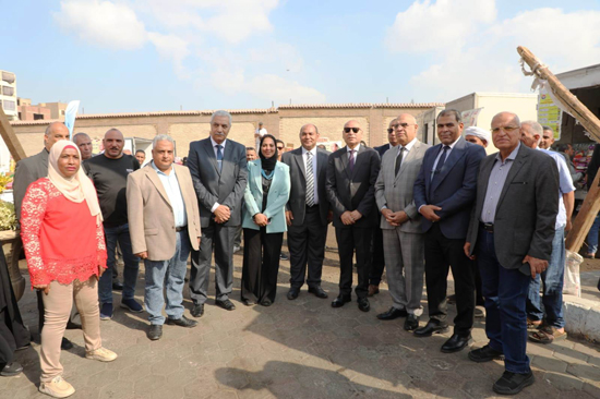 محافظ-القاهرة-يتفقد-معرض-السلع-الغذائية-أمام-حى-وسط-القاهرة