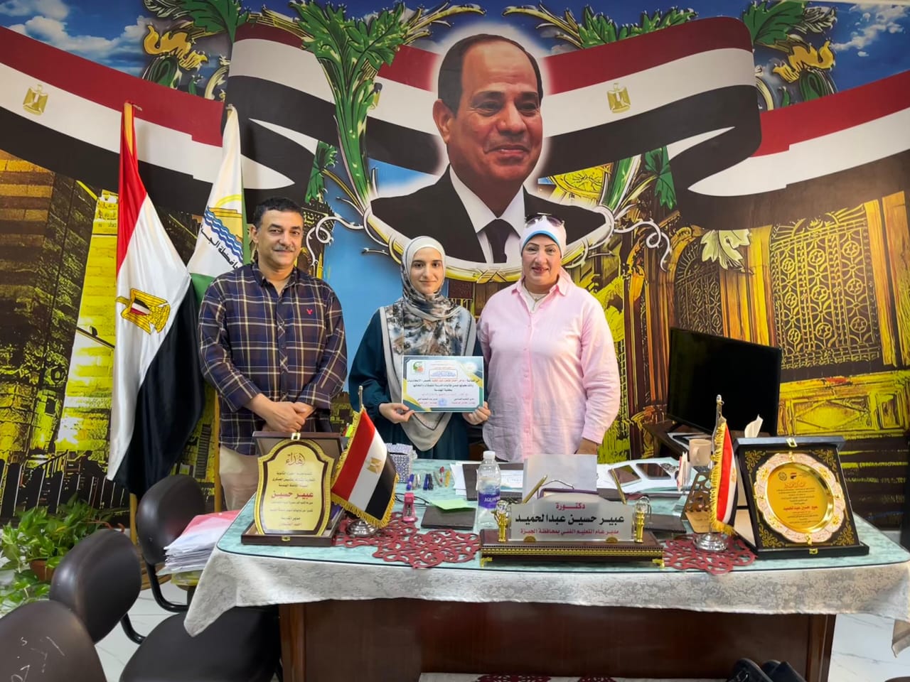 مدير عام التعليم الفني تكرم الطالبة هاجر أحمد