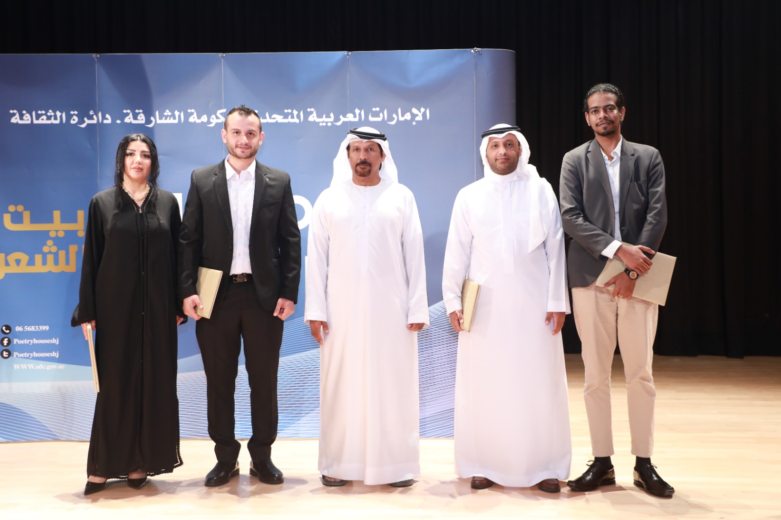 الشاعر محمد البريكى يكرم الشعراء الشاعر محمد البريكى يكرم الشعراء