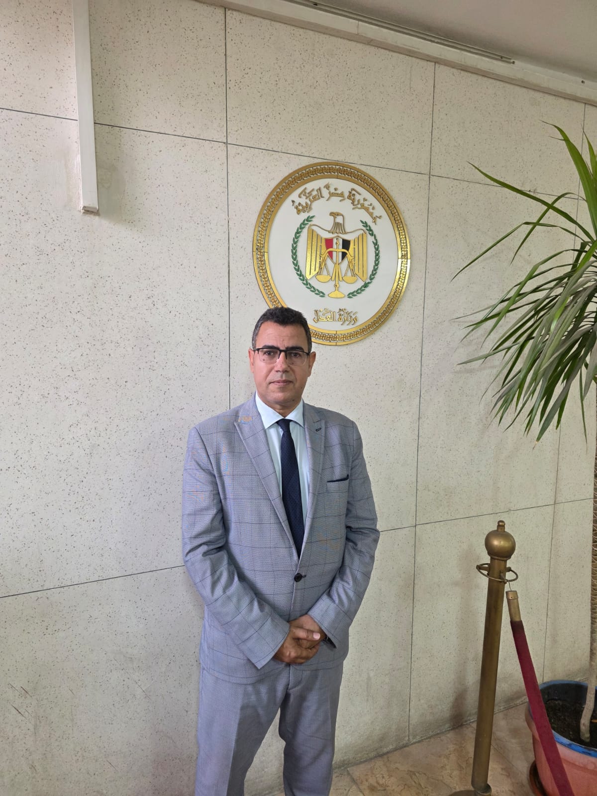 جانب من تقديم أوراق ترشحه