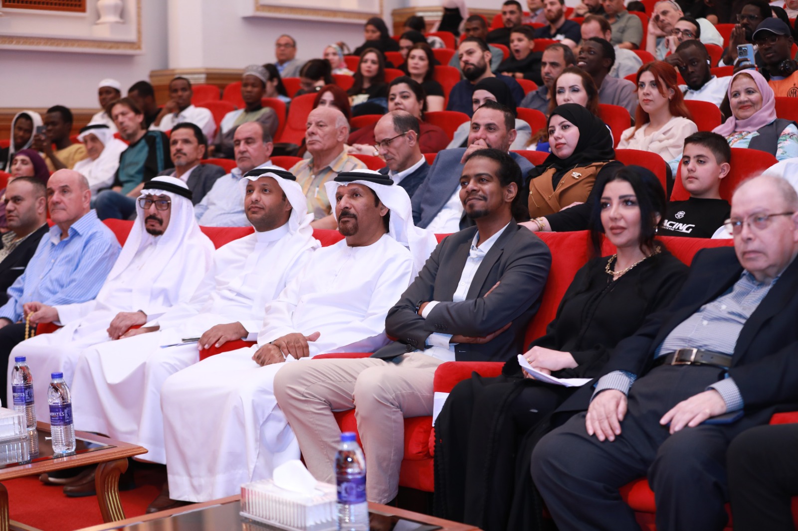 خلال الأمسية الشعرية خلال الأمسية الشعرية