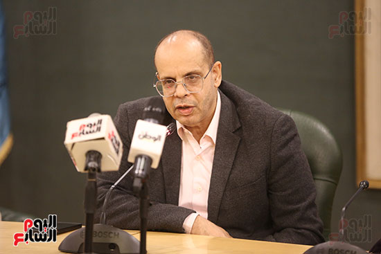 الكاتب الصحفى أكرم القصاص الكاتب الصحفى أكرم القصاص