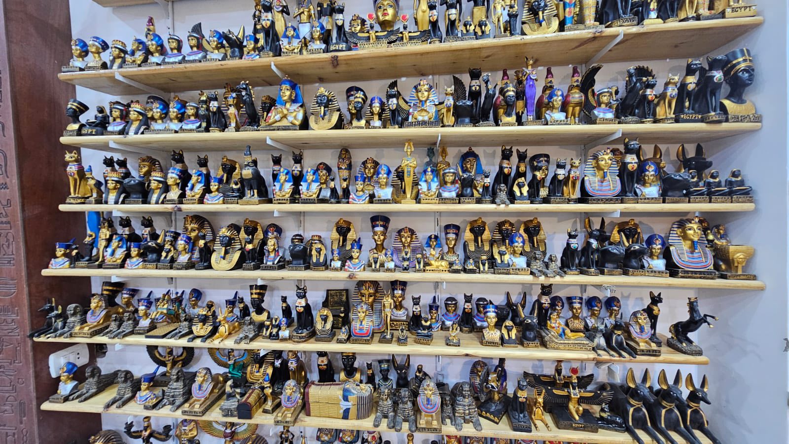 تماثيل بمختلف الأشكال والأحجام فى مصانع التحف