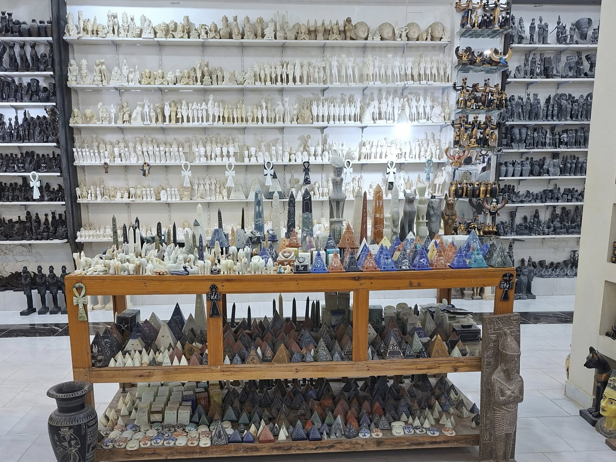 تحف فنية بديعة على كل شكل ولون فى الأقصر