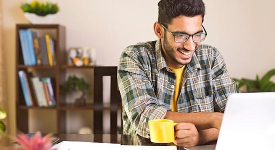 موظف يركز فى عمله موظف يركز فى عمله