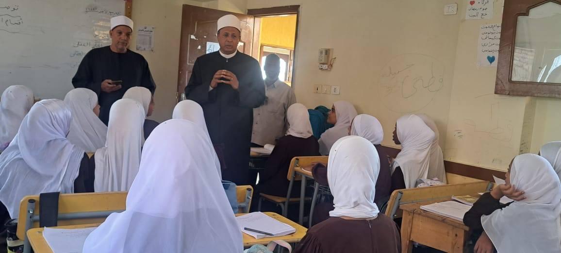 رئيس منطقة الأقصر الأزهرية يتابع إنتظام العملية التعليمية
