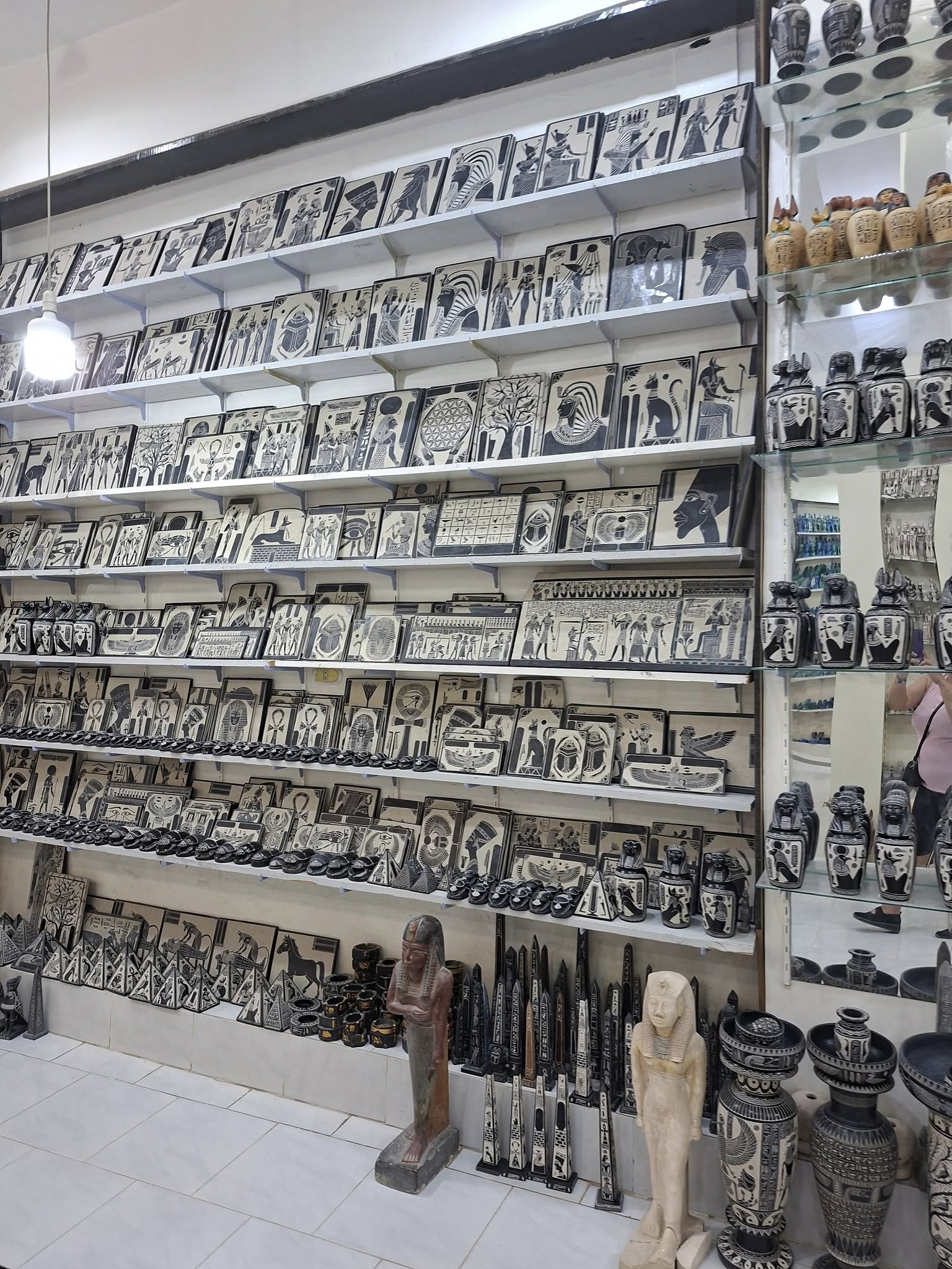 لوحات ونقوش بديعة فى معارض الألباستر بالأقصر