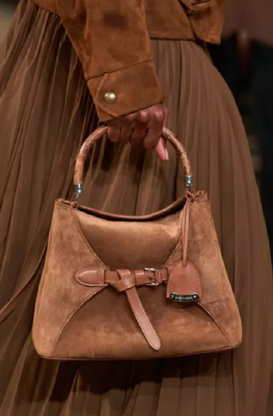 حقيبة من الجلد السويدي