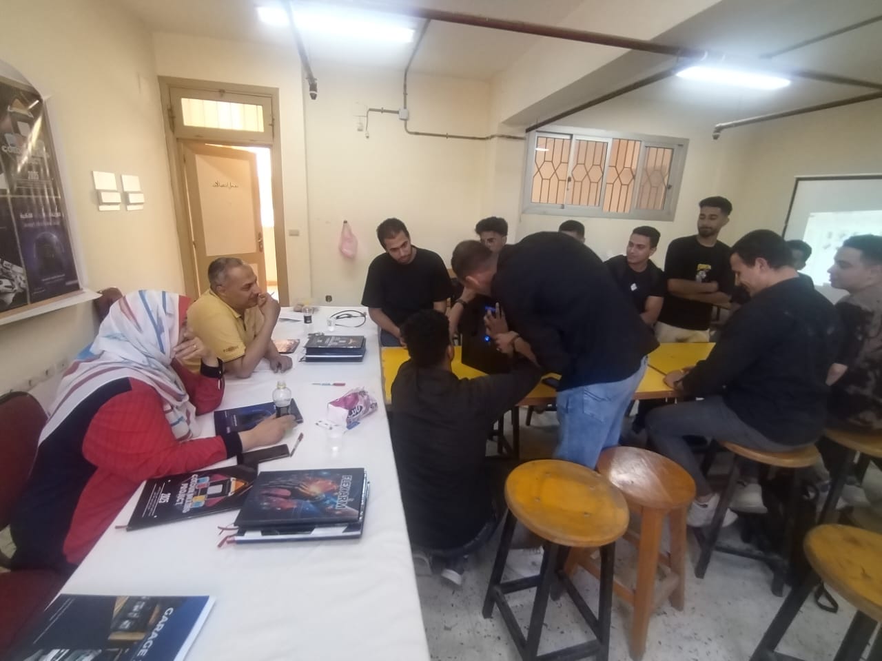 الطلاب أثناء العمل على المشروع داخل المدرسة