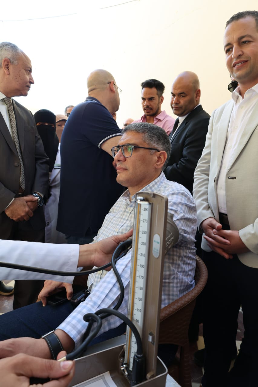 محافظ الجيزة يشارك الأهالي في قافلة طبية بالواحات (4)
